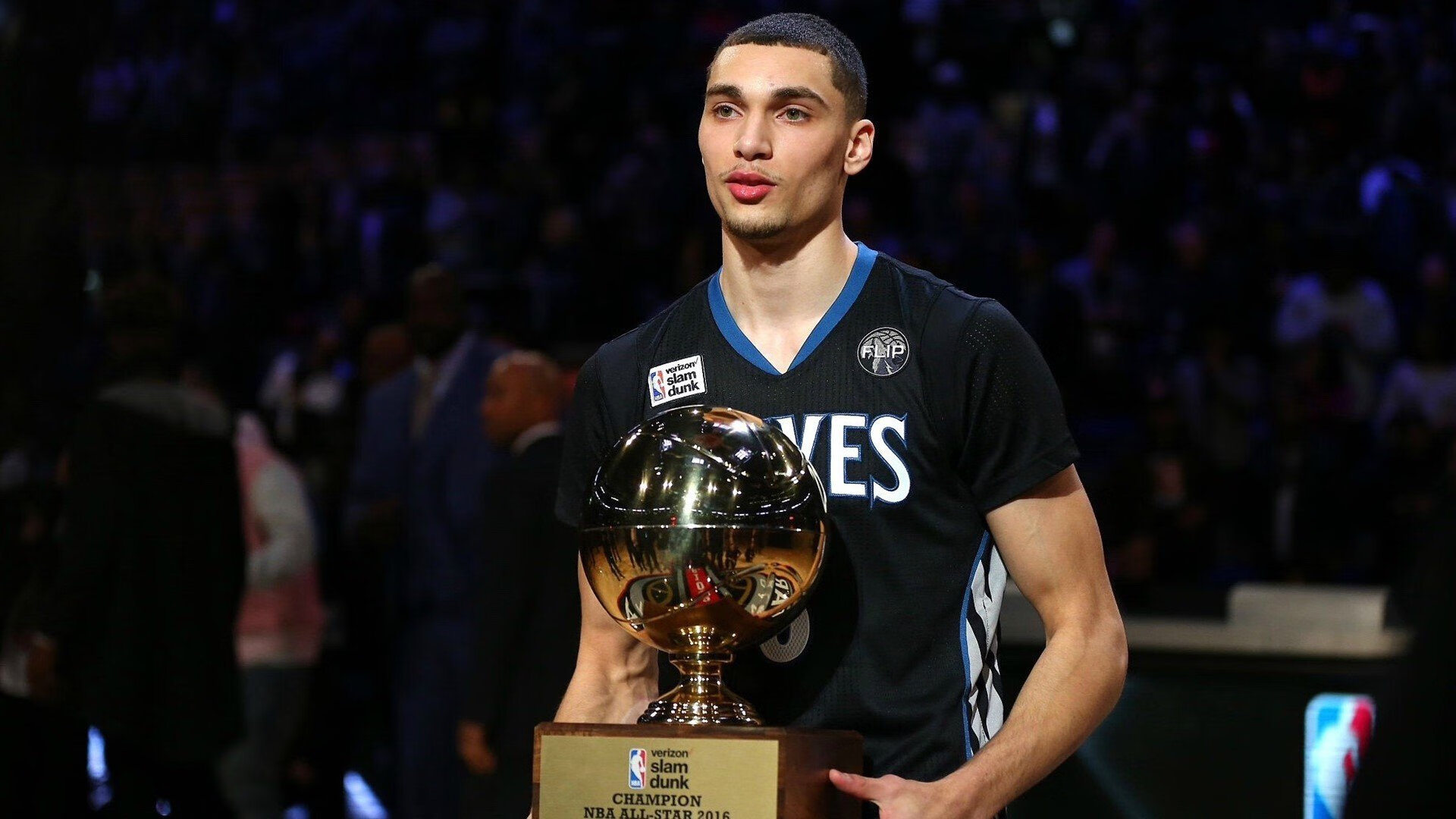 “高新体育中心健力赛：选手凭借超强体能和技术力破纪录”